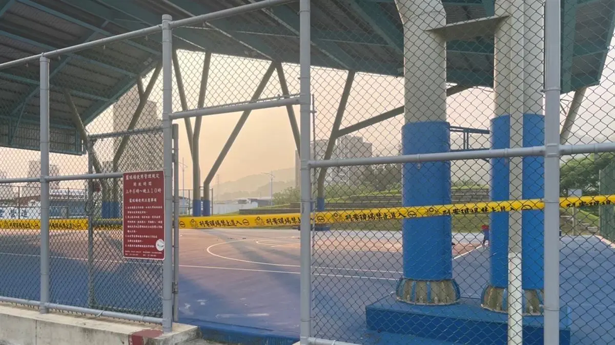 ▲新北男吊掛陳屍籃球架無人收屍，老父疑被他傷透了心，半年前也選在球場絕望結束生命。（圖／翻攝畫面）