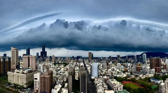 ▲昨日高雄昨天出現壯觀的「風暴前導雲」，彷彿海嘯般撲向城市。（圖／鄭明典臉書、網友Rj Chen拍攝）