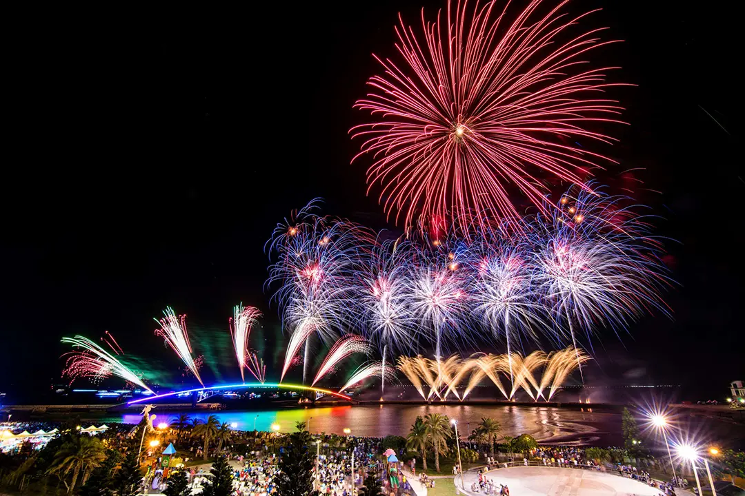 ▲2024「澎湖國際海上花火節 x 航海王25周年」今(2)日正式開幕，今年度亮點即是與熱門動漫「航海王」合作將帶來一系列活動，本篇整理到澎湖的交通與包套優惠，讓您一次看。（圖／易飛網提供）
