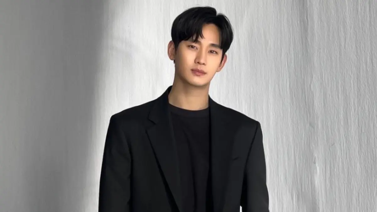 ▲金秀賢（如圖）被「橫豎研究所」踢爆和當年只有15歲的金賽綸交往，金秀賢公司喊告，卻又被橫豎研究所嗆，「爆料來源都是金賽綸家屬，你怎麼不敢告家屬？」（圖／金秀賢IG）