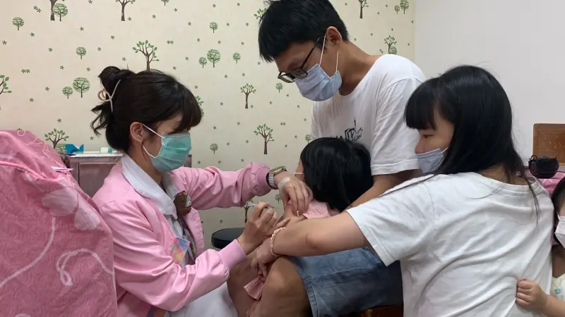 ▲正值腸病毒流行期，台北市長蔣萬安宣布，6月17日起針對北市特定弱勢兒童，全額補助腸病毒71型疫苗接種費用。（圖／醫院提供）