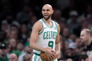 「小白」沒有頭髮更強！Derrick White光頭季後賽場均暴增逾10分
