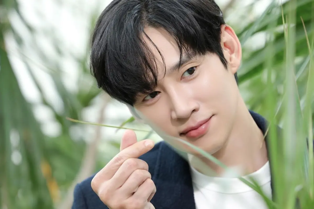 ▲《淚之女王》朴成焄躲樹叢裡拍照，網友一看笑說是「英淑」本人。（圖／朴成焄IG）