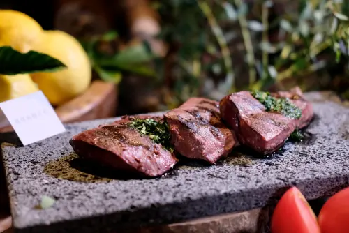 ▲美國牛內臟部分部位可進口之後，對於台灣牛影響應該不大，圖為台灣溫體牛的牛肝。（圖／記者葉盛耀攝）