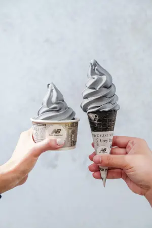 ▲全家Fami!ce霜淇淋最新聯名，將開賣New Balance「灰潮霜淇淋」，受到粉絲期待。（圖／New Balance提供）