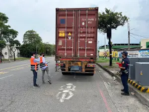 ▲警方針對大型車輛，將加強本市大型車右轉路線之攔檢，及車輛是否依規定裝設行車視野輔助系統且能否正常使用之稽查。(圖／高市交通大隊提供)