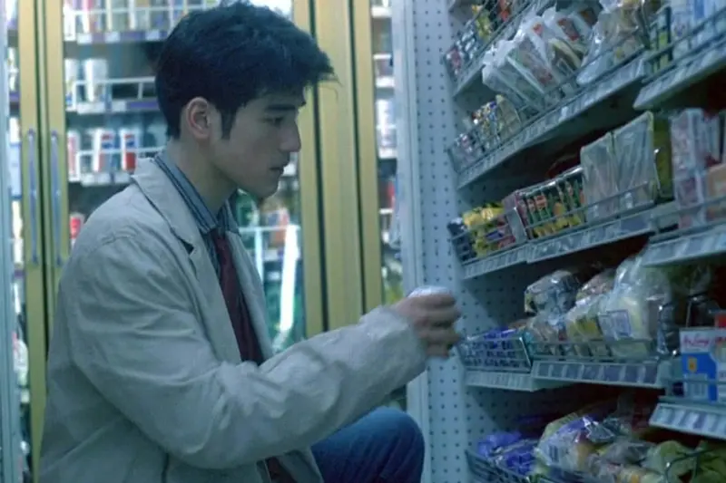 ▲金城武在《重慶森林》片中，連續30天到便利商店購買鳯梨罐頭。（圖／微博）