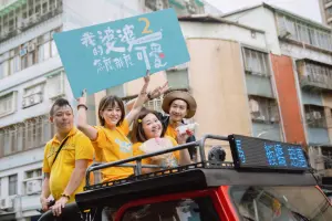 ▲蘇晏霈(左2)、鍾欣凌(左3)、Darren邱凱偉(左4)乘坐吉普車陪板橋媽祖遶境。(圖/公共電視提供) ▲蘇晏霈(左2)、鍾欣凌(左3)、Darren邱凱偉(左4)乘坐吉普車陪板橋媽祖遶境。(圖/公共電視提供)
