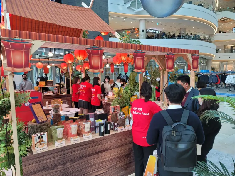 ▲貿協將辦理商機媒合團前往13國拓銷,預計辦理快閃店行銷活動展示臺灣食品,圖為2022年於韓國首爾大型百貨辦理快閃展示現場。