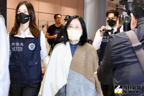 貴婦奈奈 婆婆林麗真 抵達桃園機場 ▲黃立雄太太黃林麗真則因另涉及詐欺案屢傳未到,遭士林地檢署發布通緝,今晨搭機抵台後,同樣被調查局人員上銬逮捕歸案。(圖/民眾提供)