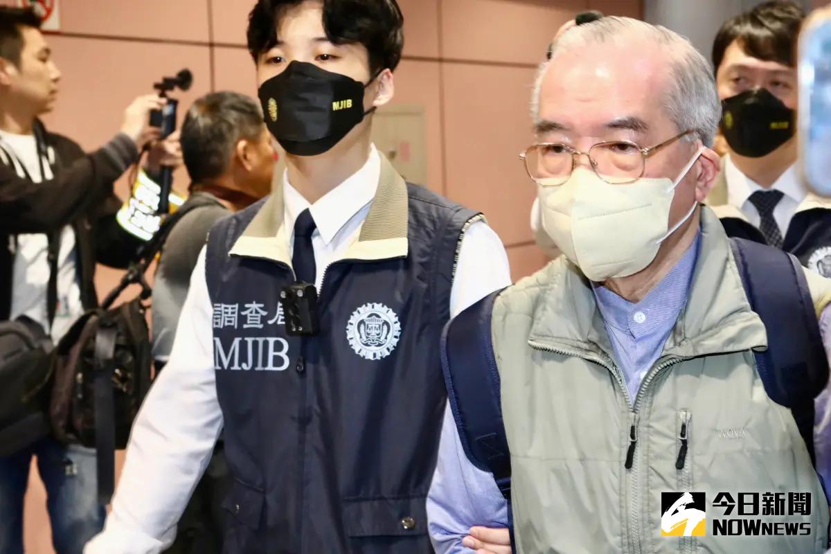 ▲貴婦奈奈男友爸黃立雄今（3）日抵達桃機後，由調查局人員上銬解送歸案。（圖／民眾提供）