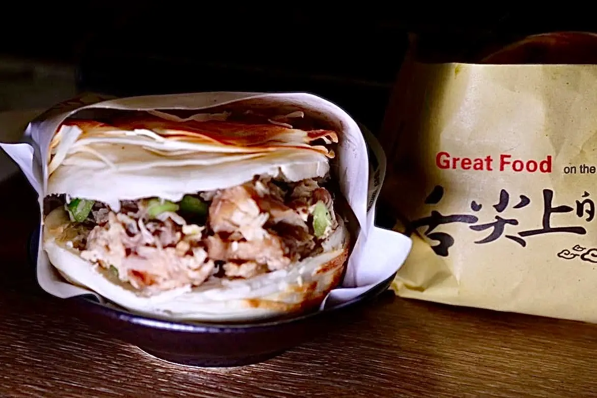 ▲有網友提到中國大陸的小吃「肉夾饃」，在台灣愈開愈多家，但網友們評價兩極，尤其不少網友認為台灣的刈包美味度勝很多。（圖／小虎食夢網提供）