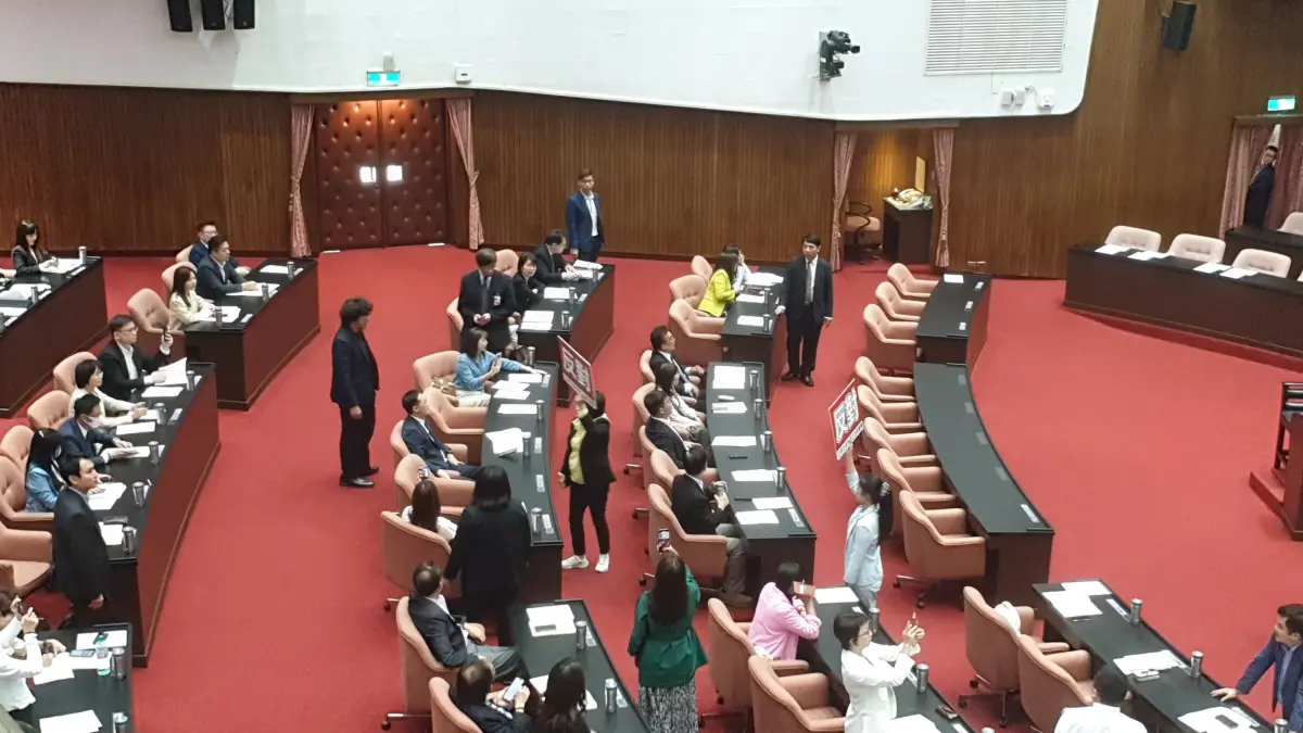 ▲立法院院會今表決大戰，沈伯洋怒罵藍白沒有羞恥心。（圖／何哲欣攝，20240503）