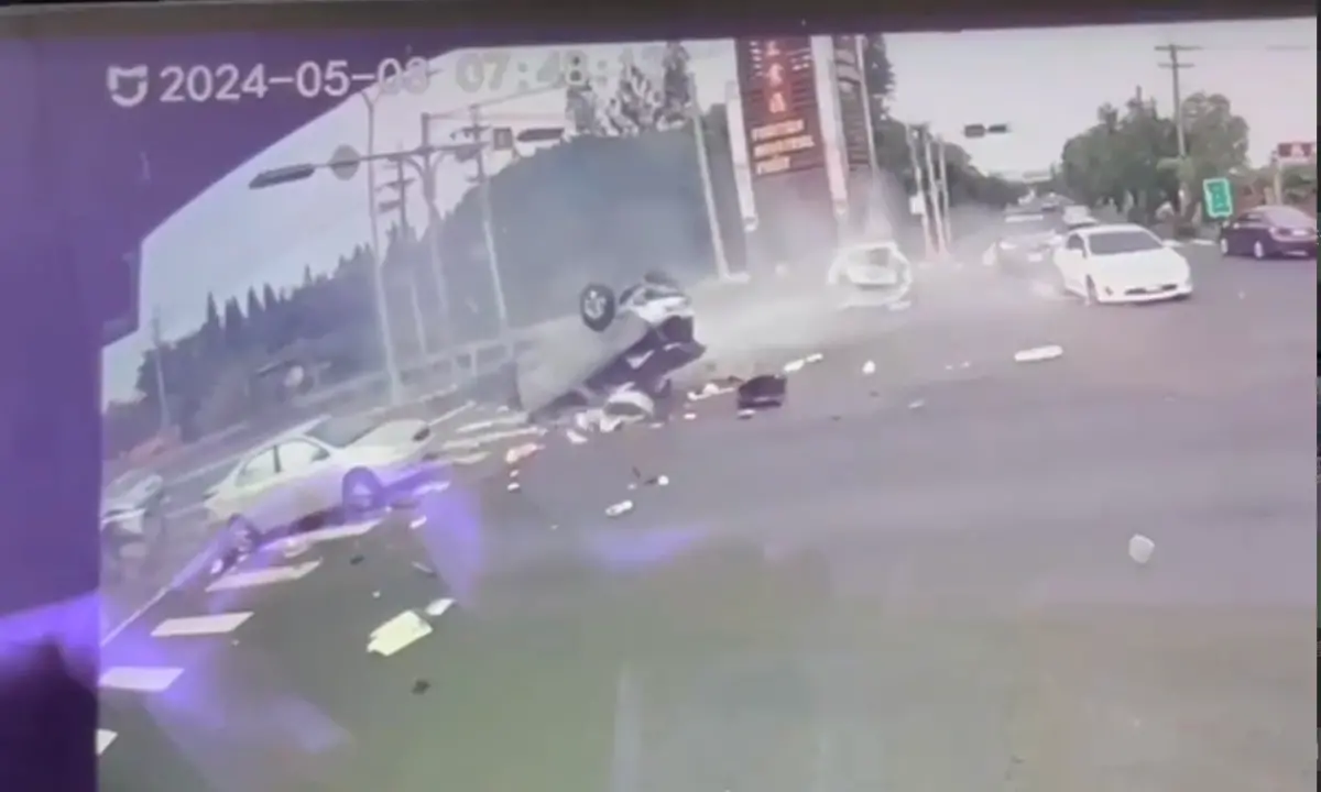 ▲雲林豐田工業區5車追撞釀1死4傷，路口監視器畫面曝光。（圖／翻攝畫面）