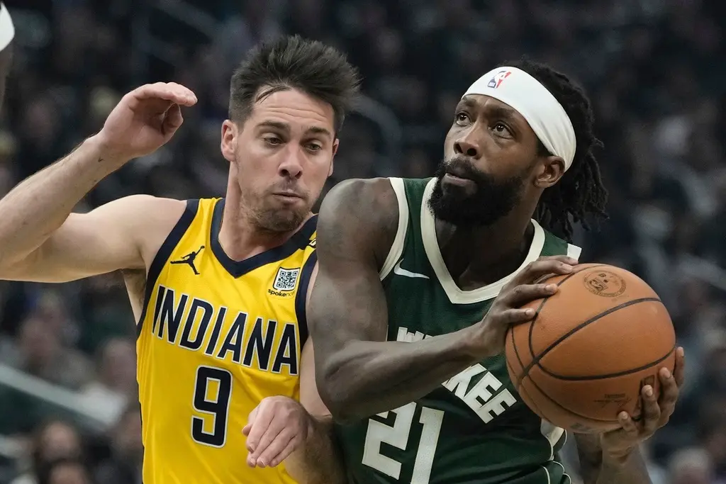 ▲公鹿後衛「瘋狗貝」Patrick Beverley與場邊溜馬球迷發生爭執，將手中籃球狠狠砸向溜馬球迷。（圖／美聯社／達志影像）