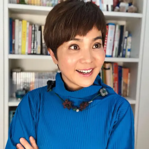 ▲李艷秋是資深媒體人，擔任過華視主播，並主持《每日一字》、《新聞夜總會》等節目，數度榮獲金鐘獎肯定。（圖／李艷秋的新聞夜總會臉書）