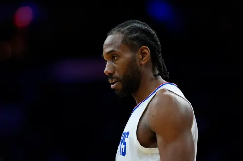 ▲快艇三巨頭之一的「可愛」Kawhi Leonard，首輪季後賽G6又因左膝傷勢缺戰，也成為快艇無法挺進次輪關鍵原因之一。（圖／美聯社／達志影像）