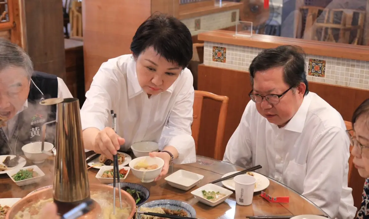 ▲鄭文燦的台中酸菜白肉鍋之約今天成行，盧秀燕為他佈菜。（圖／台中市政府提供，2024.05.03）