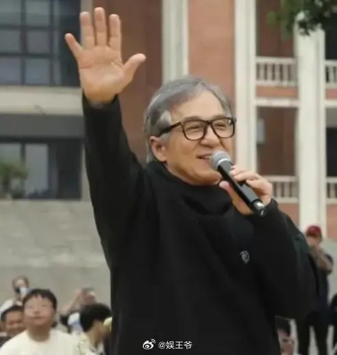 ▲成龍昨天現身武漢,年屆古稀的他,身體看起來很硬朗。(圖/娛王爺微博) ▲成龍昨天現身武漢,年屆古稀的他,身體看起來很硬朗。(圖/娛王爺微博)