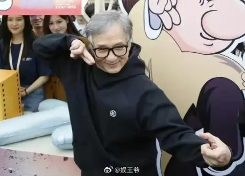 ▲成龍昨天現身武漢，年屆古稀的他，身體看起來很硬朗，還比出武打姿勢。（圖／娛王爺微博）