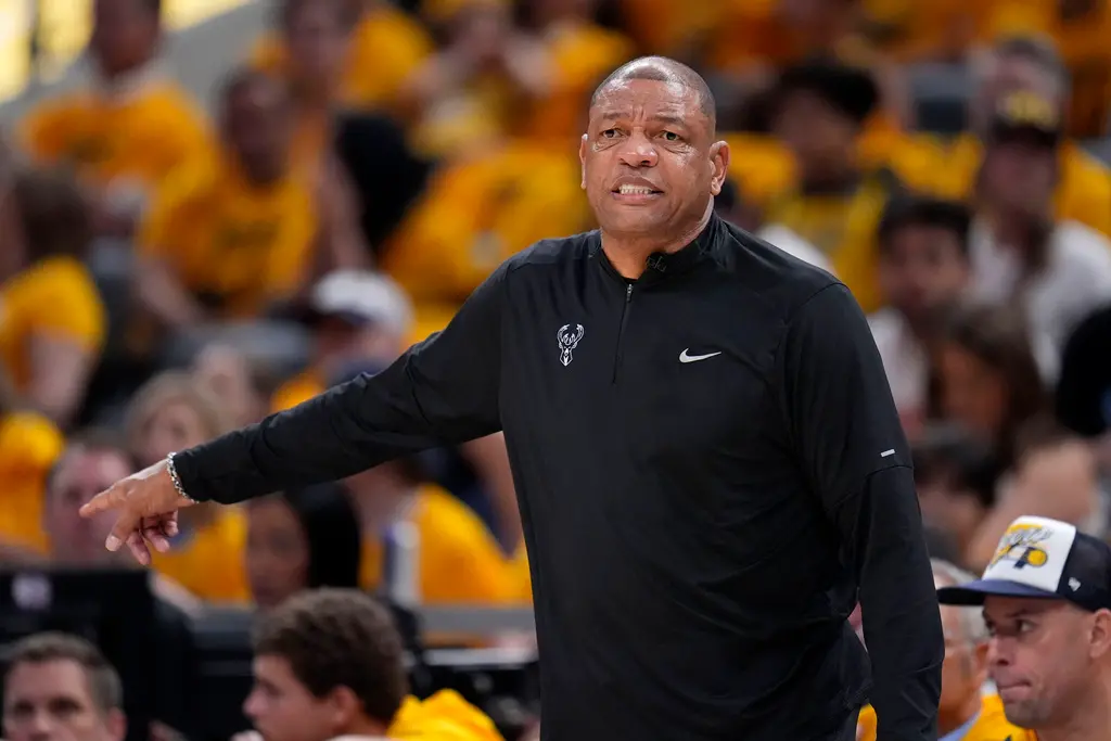 ▲公鹿總教練瑞佛斯（Doc Rivers）在受訪時坦承，面對球隊戰績不佳與安戴托昆波（Giannis Antetokounmpo）的交易流言，現代社群媒體的無孔不入讓管理球員變得異常艱難。（圖／美聯社／達志影像）