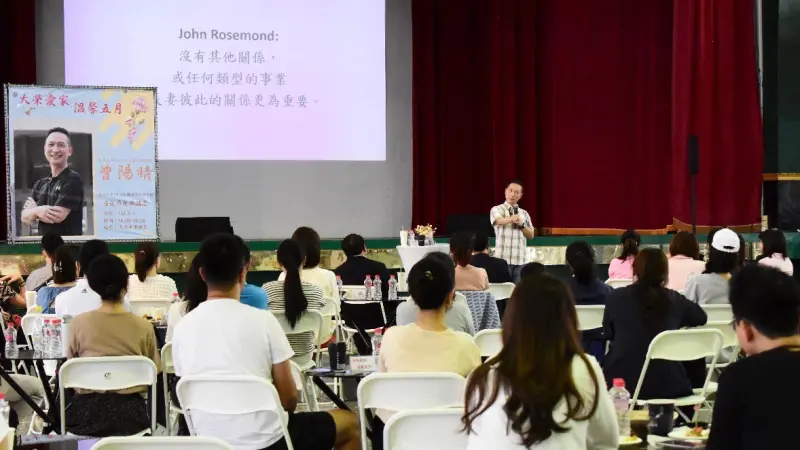 ▲大榮劍橋國際雙語學校邀請曾陽晴分享「親子可以更幸福」，講座吸引上百名校內外家長參加。（圖／大榮中學提供）