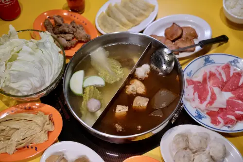 ▲詹記麻辣火鍋最知名的有口感像果凍的鴨血，去年5月插旗西門商圈開設「詹記西門大世界」，現在又於該店面推出的「個人座位區」。（圖／記者葉盛耀攝）