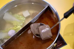 鴨血續加須額外付費,且限制次數。(圖/記者葉盛耀攝) ▲鴨血續加須額外付費,且限制次數。(圖/記者葉盛耀攝)