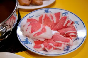 牛胸肉看似肥油多,其實入口是微微脆Q口感,也不覺油膩。(圖/記者葉盛耀攝) ▲牛胸肉看似肥油多,其實入口是微微脆Q口感,也不覺油膩。(圖/記者葉盛耀攝)