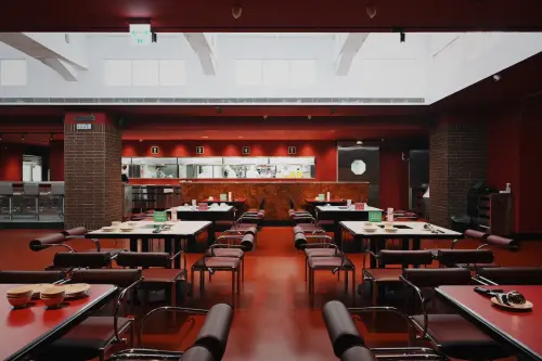 ▲去年5月開幕的詹記麻辣火鍋「西門大世界」裝潢復古，營造90年代氛圍。（圖／詹記麻辣火鍋提供）