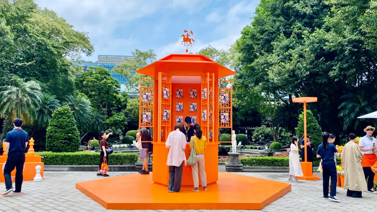 ▲融合台灣「鐵窗花」造型的愛馬仕《Le Monde d‘Hermès》書報亭今空降台北，快閃週末3天於信義區松菸文創園區開逛有如巴黎日常的橘色小花園，免費體驗驚喜活動與不定時音樂表演。（圖／記者蕭涵云攝）