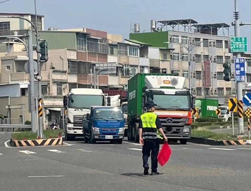 ▲為展現全力降低大型車交通事故決心，高市警特別提醒行駛林園區沿海路大型車輛，已規劃為期一個月的專案執法勤務。（圖／高市交大提供）