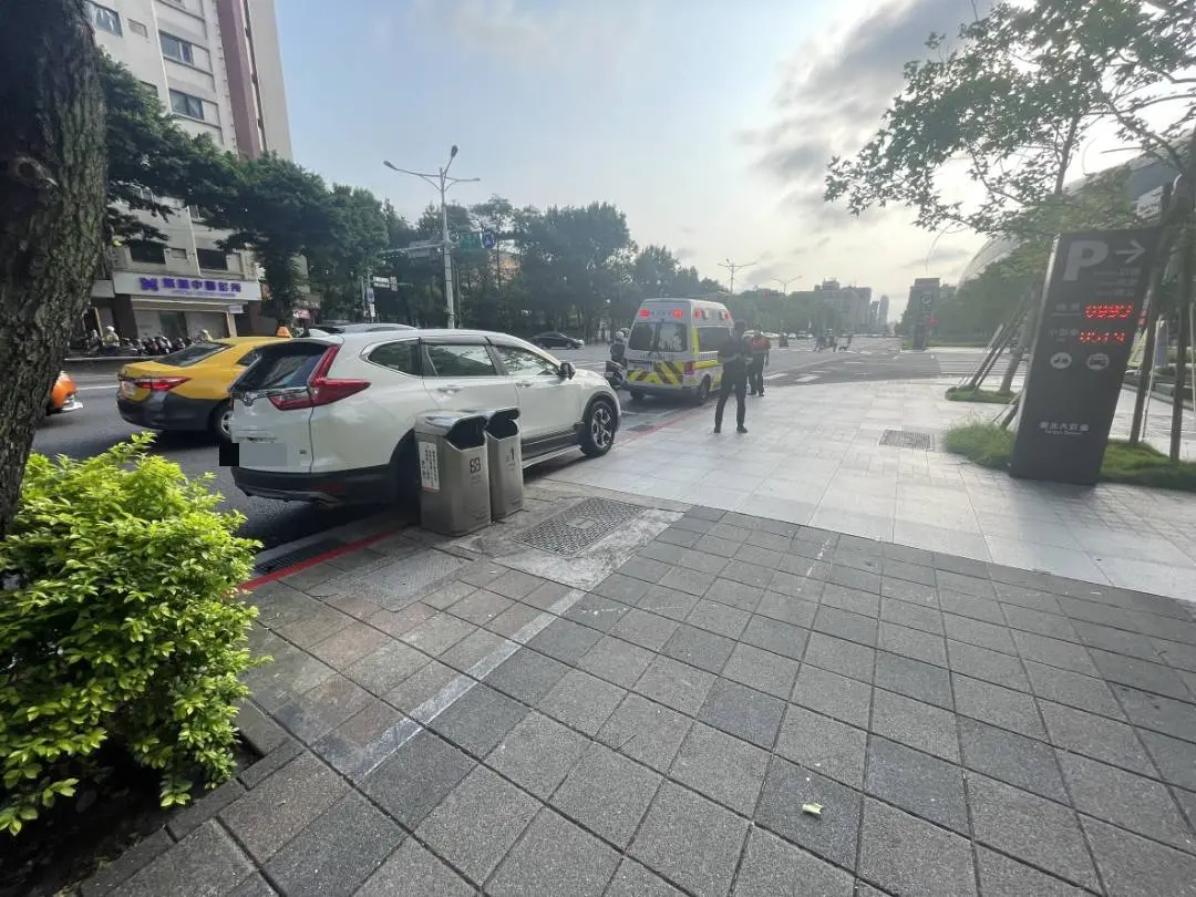 ▲位在台北市忠孝東路四段的刑事局，今（3）日下午有民眾報案稱一台白色汽車久停不動，北市消防人員到場發現一名男子倒臥駕駛座上明顯死亡。（圖／翻攝畫面）