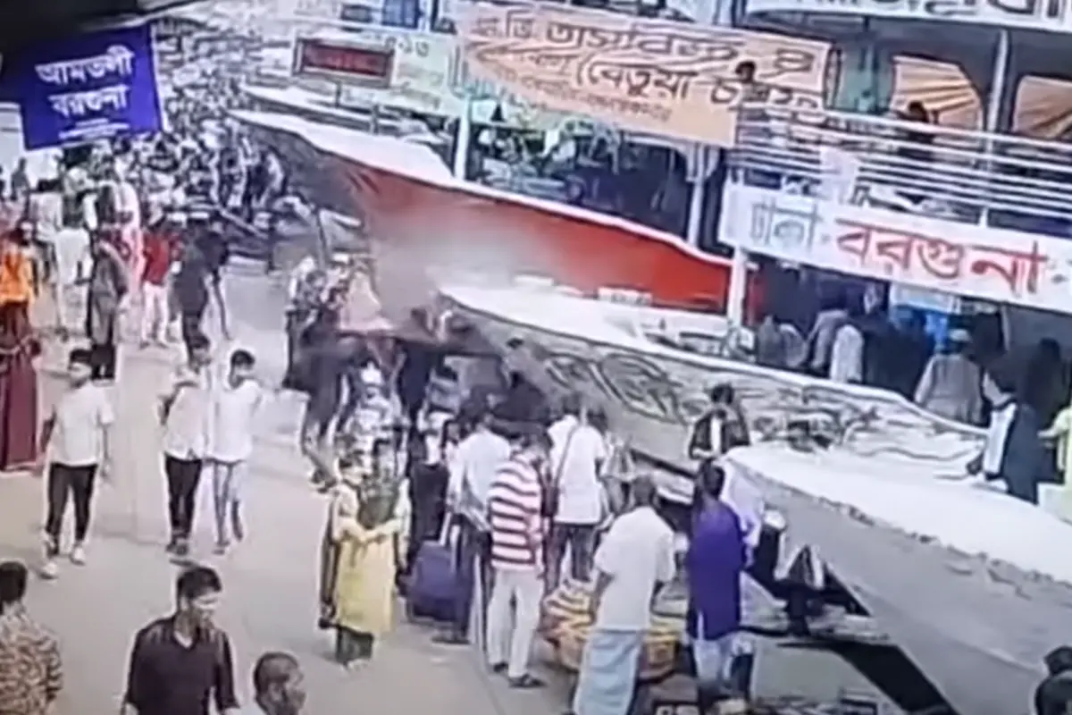 ▲孟加拉首都達卡（Dhaka）的薩達爾加特港（Sadarghat）日前發生恐怖意外，2艘停靠在港口的遊艇發生碰撞，導致纜繩斷裂，作用力讓纜繩反彈後揮向港口邊人群、造成5人死亡。（圖／翻攝自Ekattor TV的YouTube影片截圖）