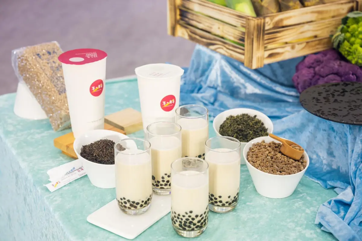 ▲昨日第16任總統、副總統就職國宴菜單在台南市福爾摩沙遊艇酒店正式公布，8道菜式中包含珍珠奶茶，奶茶的甜度引起熱烈討論，業者「茶の魔手」跳出說明僅為1分糖，並公布完整配方。（圖／翻攝潘孟安臉書）