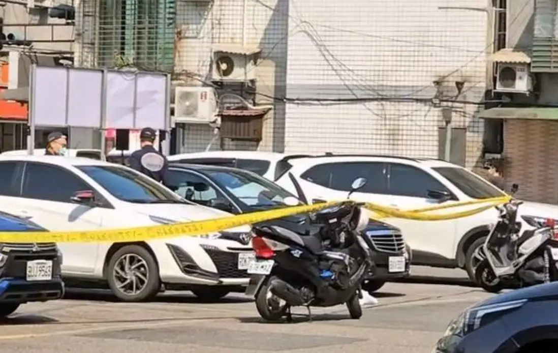 ▲3日下午，新北市土城區裕民路某平面停車場，一名30歲的郭姓男子，被人發現陳屍在黑色賓士車後座。（圖／翻攝畫面）