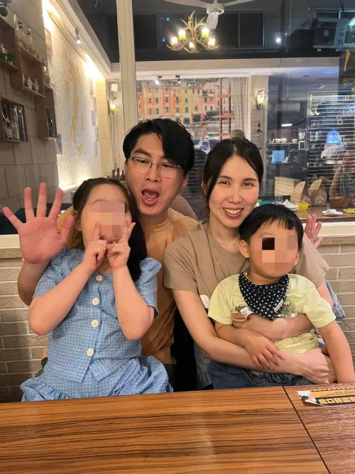 ▲▼余苑綺(右後)、Gary陳鑒(左後)2017年奉子成婚,相差4歲姐弟戀修成正果,育有一雙兒女。(圖/余苑綺臉書) ▲▼余苑綺(右後)、Gary陳鑒(左後)2017年奉子成婚,相差4歲姐弟戀修成正果,育有一雙兒女。(圖/余苑綺臉書)