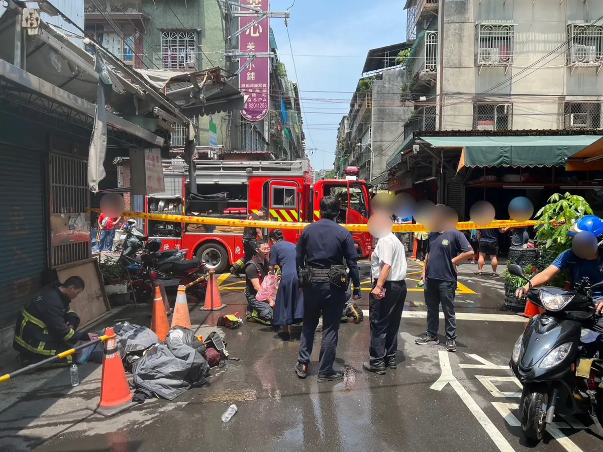 ▲4日上午，新北市新莊區一處住宅發生火警，疑似因神明廳起火，78歲傅姓老翁明顯死亡，詳細起火原因還需再釐清。（圖／翻攝畫面）