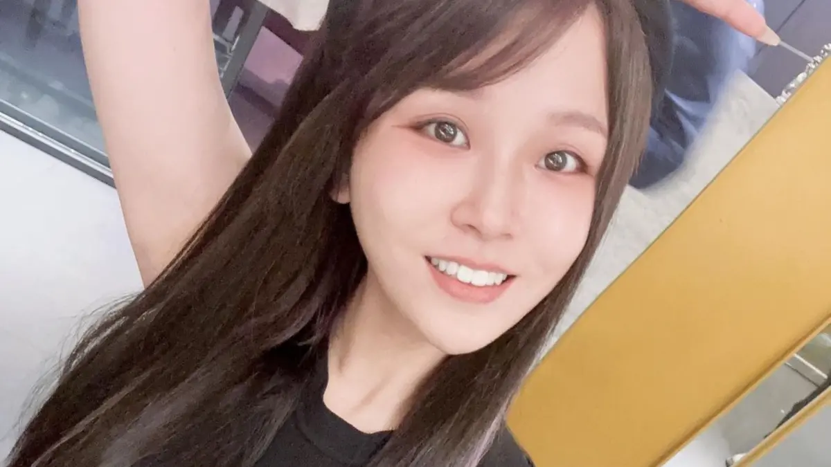 ▲丟丟妹直播到一半蹲在路邊狂吐，卻還是堅持上工。（圖／翻攝自丟丟妹Instagram）