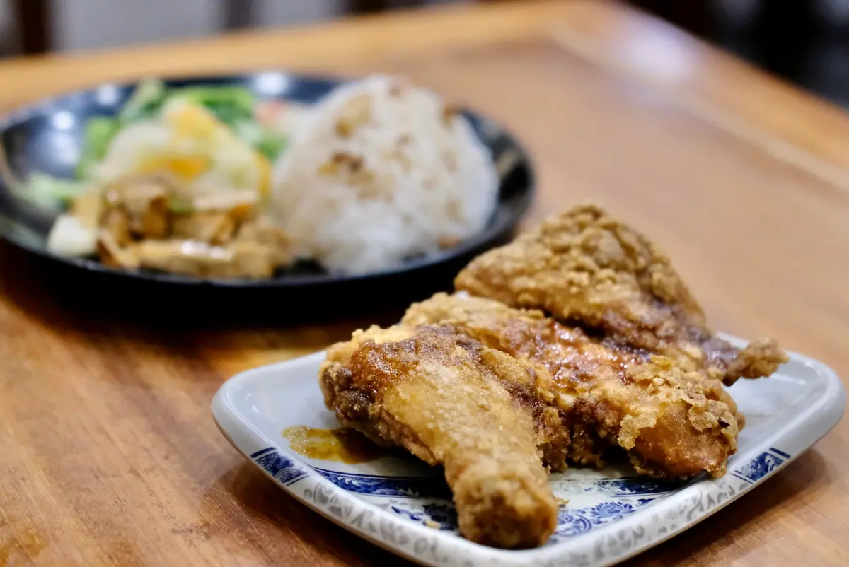 ▲位在西門町的玉林雞腿飯，被許多人稱為台北最強雞腿飯，雞腿炸到不含油皮酥肉嫩，就連蔡英文總統都曾經推薦過。（圖／記者葉盛耀攝）