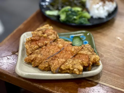 ▲玉林雞腿大王的排骨飯中的主角排骨，相當厚實，吃起來同樣很過癮。（圖／記者葉盛耀攝）