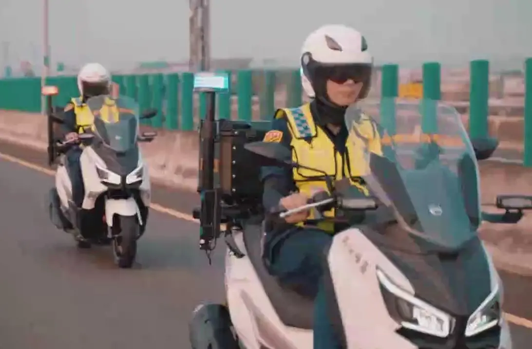 ▲立彩建設義贈霧峰分局2輛280CC黃牌重機服勤，大大提昇處理快速道路案件之效能（圖/記者鄧力軍翻攝）