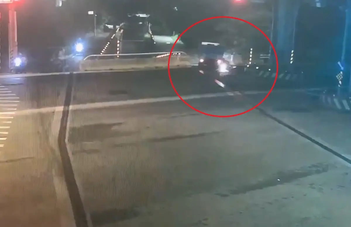 ▲本月2日晚間，桃園17歲陳姓高中生，騎乘機車載著14歲林姓少女，行經台66線平鎮區快速路段時，與一台左轉的小貨車發生碰撞，2人送醫搶救宣告不治。（圖／翻攝畫面）