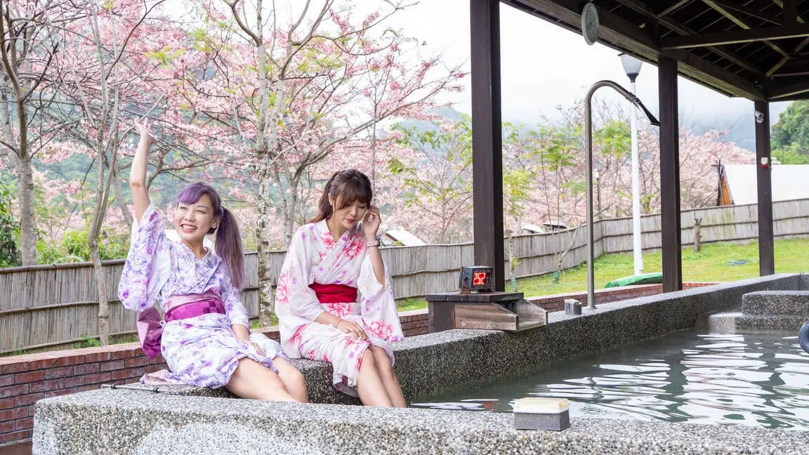 ▲「寶來花賞溫泉公園」可邊泡湯邊賞山景，同時園內也規劃完善露營車及營地，適合全家一起住宿，享受初夏悠閒。（圖／高市府觀光局提供）