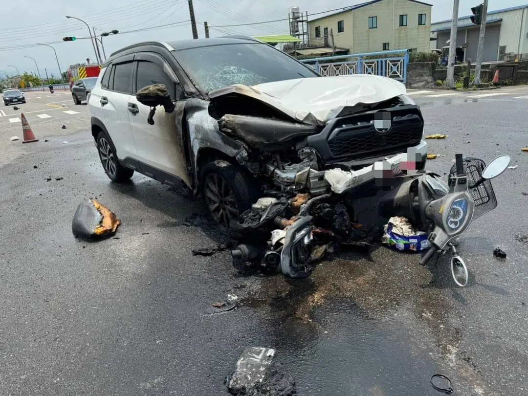 ▲苗栗多元計程車與機車碰撞，女騎士遭撞失去生命跡象，搶救不治。（圖／翻攝畫面）