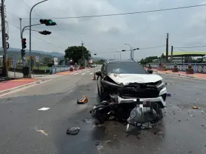 ▲苗栗多元計程車與機車碰撞，女騎士遭撞失去生命跡象，搶救不治。（圖／翻攝畫面）