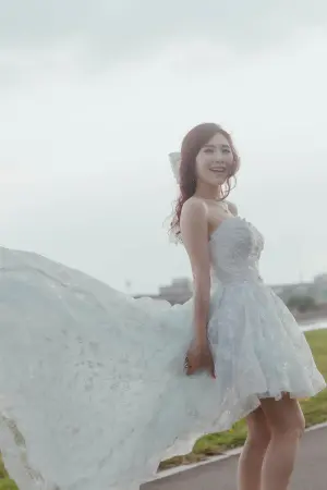 ▲吳申梅在新歌〈美麗的女人〉MV當中穿上浪漫白紗。（圖／放音樂）