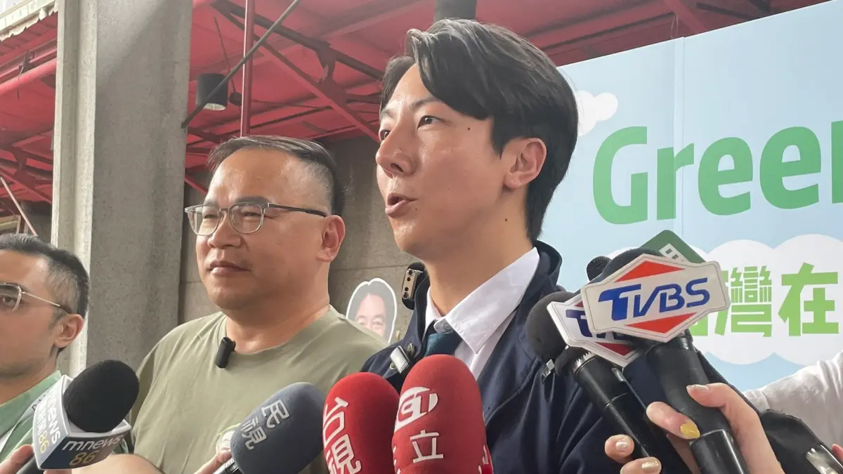 ▲王義川（左）、吳崢（右）昨上節目時自爆，每週都有民眾陳情，打電話到黨部指兩人一直在玩、吃東西。（圖／記者陳佩君攝，2023.05.04）