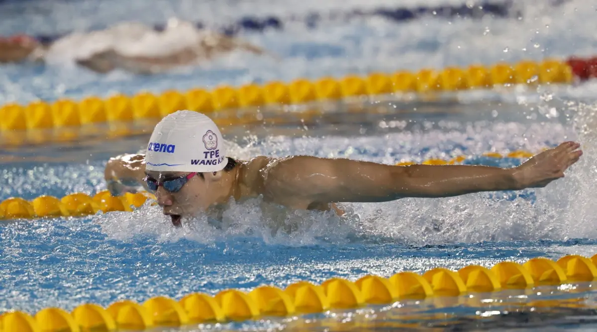 ▲「台灣蝶王」王冠閎在113年全大運100公尺蝶式以52秒17摘金，完成4連霸。（圖／全大運提供）