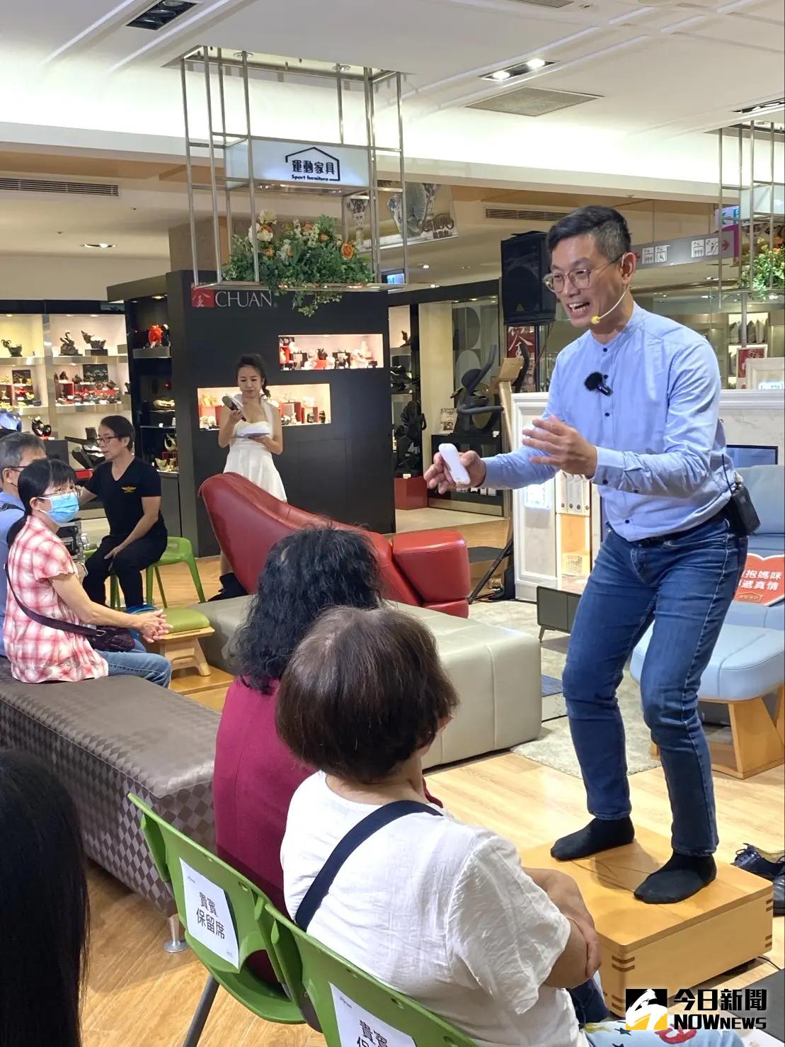 ▲脊椎保健達人鄭雲龍現身台中大遠百擔任一日店長，指導媽媽們脊樂舒壓之道。（圖／記者金武鳳攝，2024.5.4)